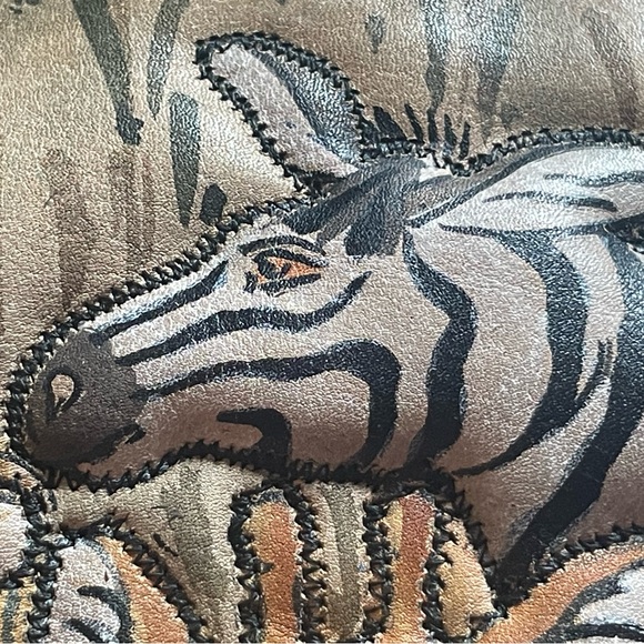 Fabulous collectible leather Emily Ann quilted handpainted bag. Apx 6 x 7”. - Picture 4 of 11